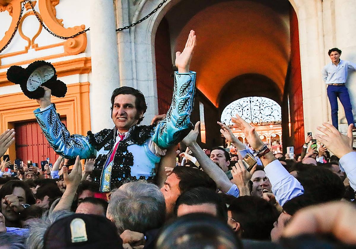 Morante de la Puebla hace historia en Sevilla al cortar un rabo después de 52 años
