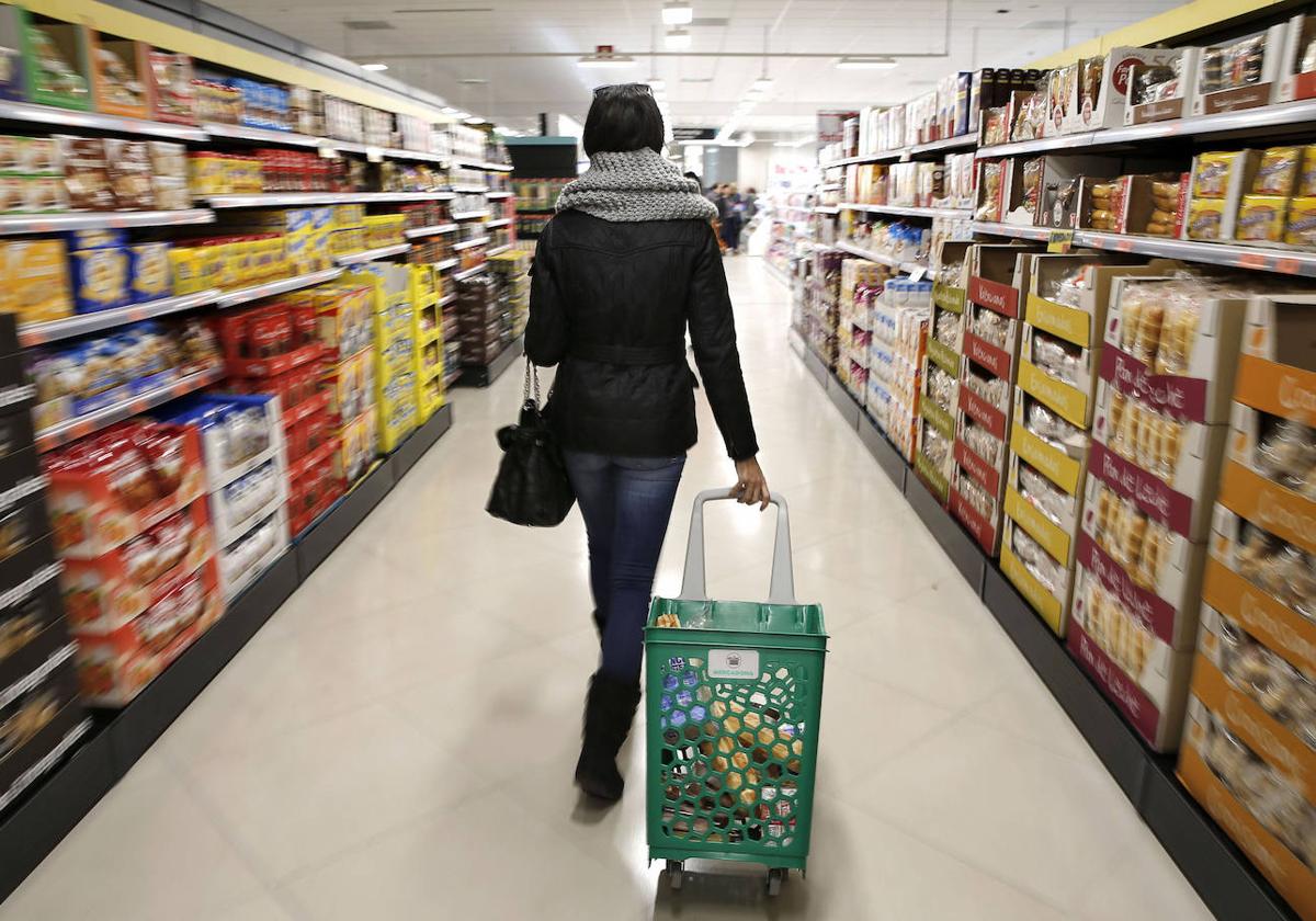 Una mujer hace la compra.