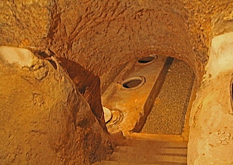Imagen secundaria 1 - Arriba, la familia Velázquez; en medio, las tinajas de la antigua bodega y, sobre estas líneas, los depósitos.