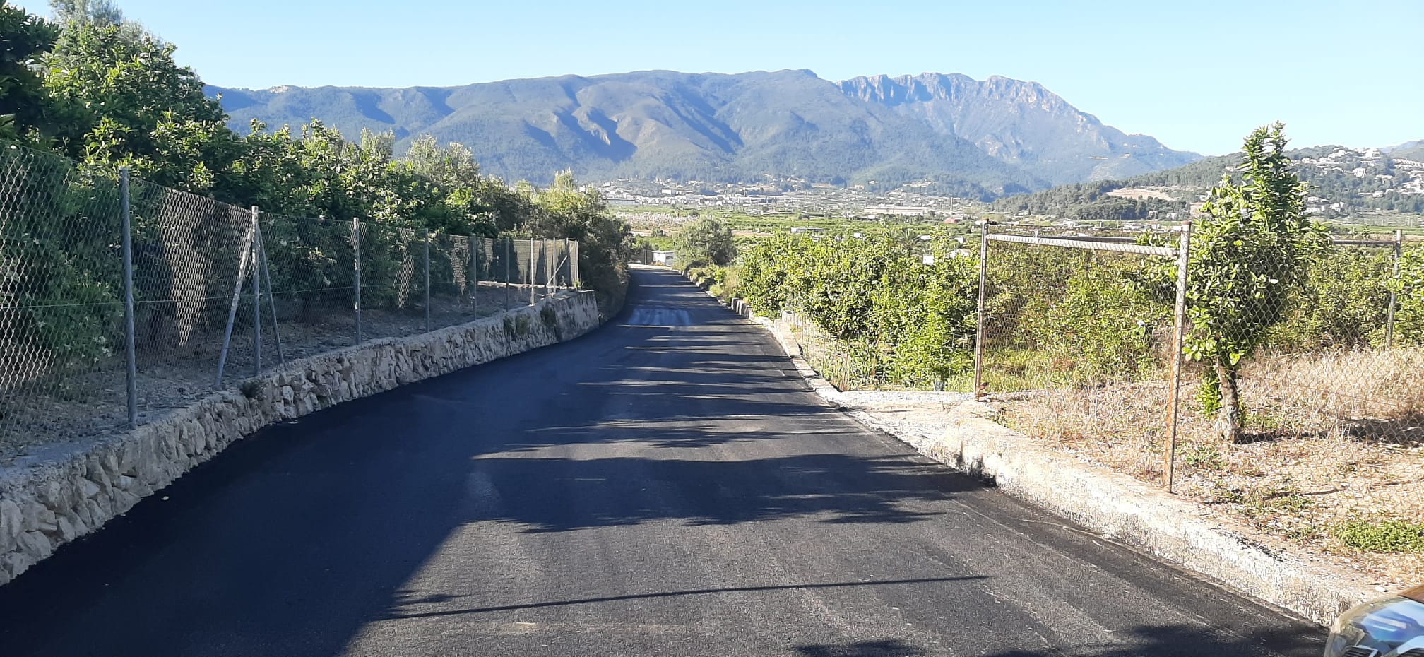 Imagen secundaria 1 - Obras en distintos caminos de Villalonga para acabar con los baches y grietas. 