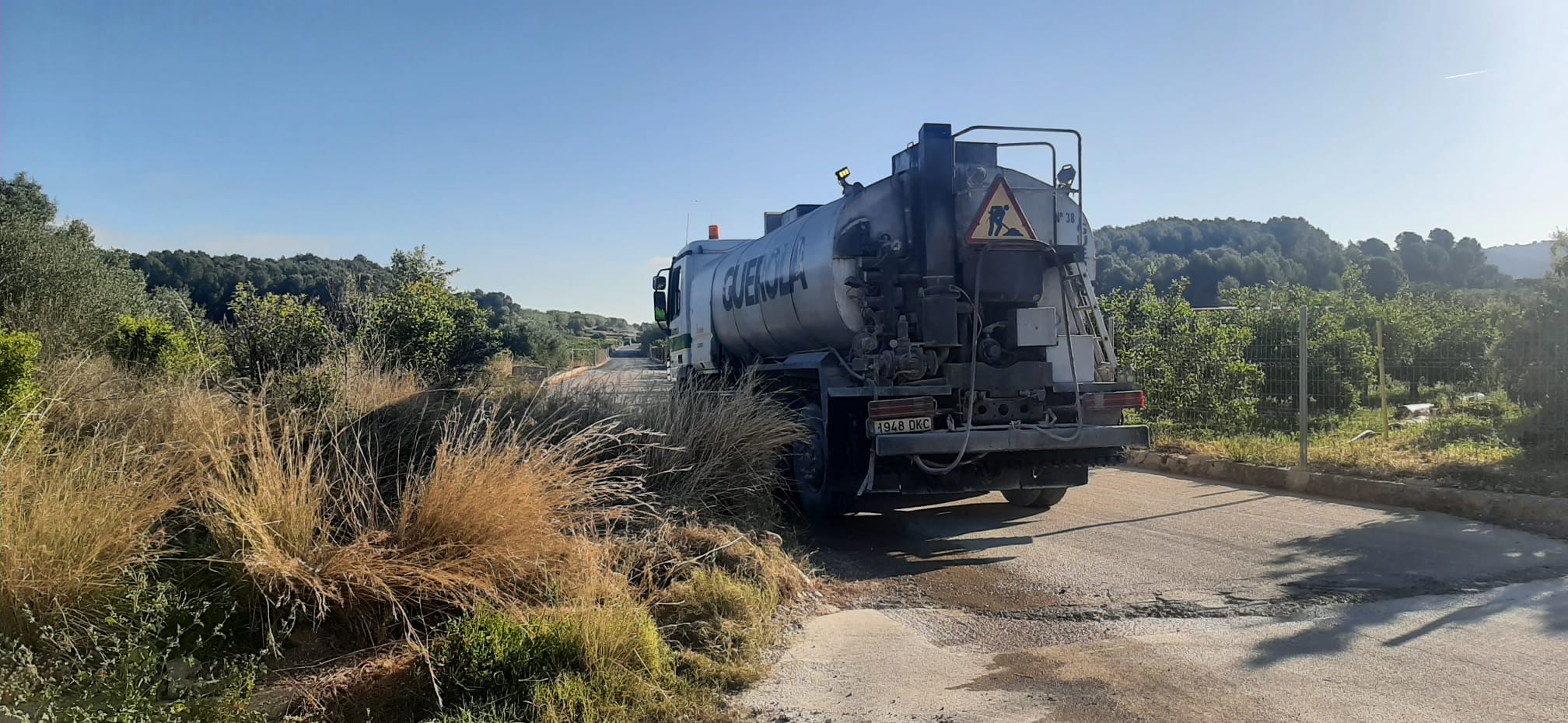 Imagen principal - Obras en distintos caminos de Villalonga para acabar con los baches y grietas. 