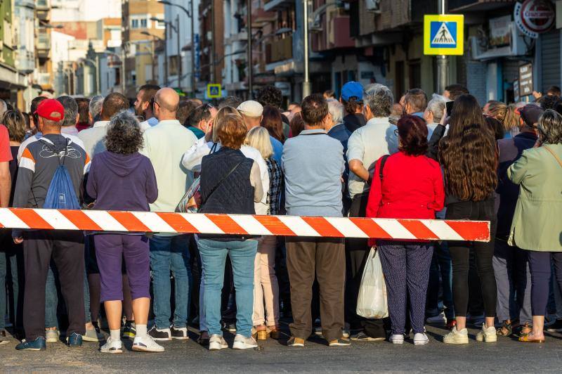 Concentración en Alfafar tras morir una joven arrollada por un tren en el paso a nivel