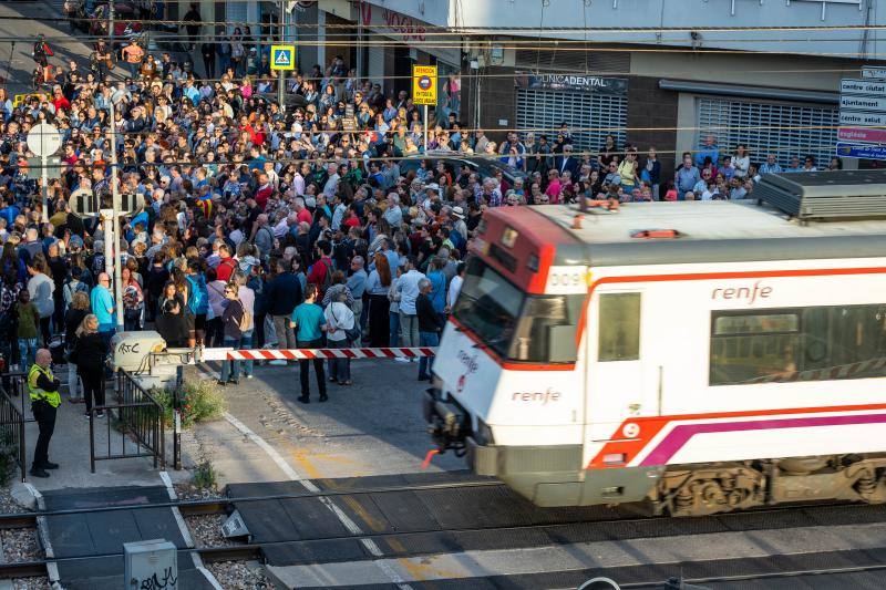 Concentración en Alfafar tras morir una joven arrollada por un tren en el paso a nivel