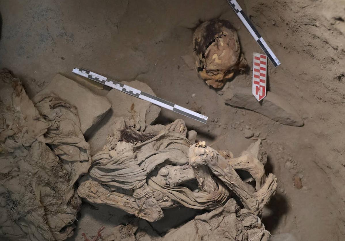 Hallan en Perú un momia de hace 1.000 años que conserva restos de piel y pelo