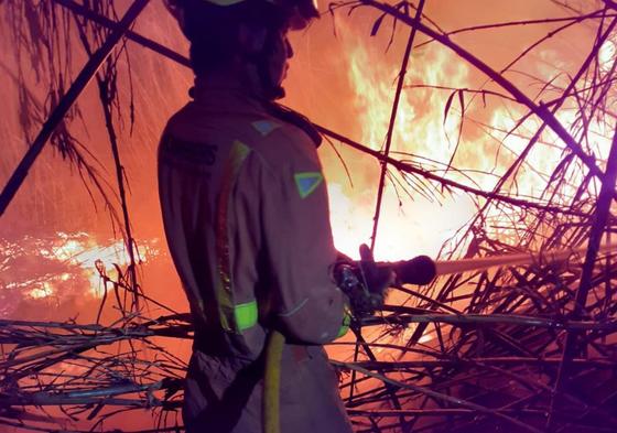 Un bombero sofocando uno de los fuegos.