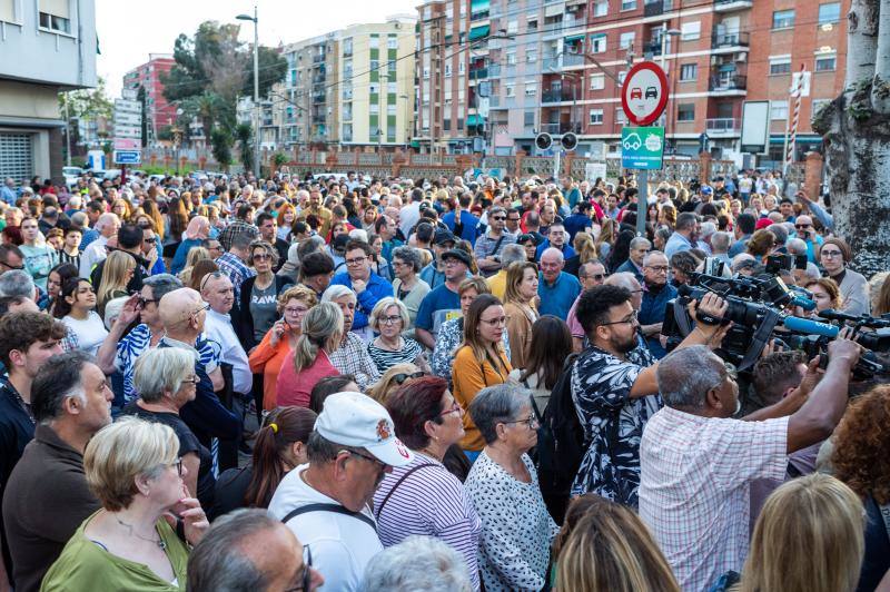 Concentración en Alfafar tras morir una joven arrollada por un tren en el paso a nivel