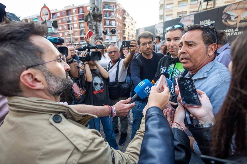 Concentración en Alfafar tras morir una joven arrollada por un tren en el paso a nivel