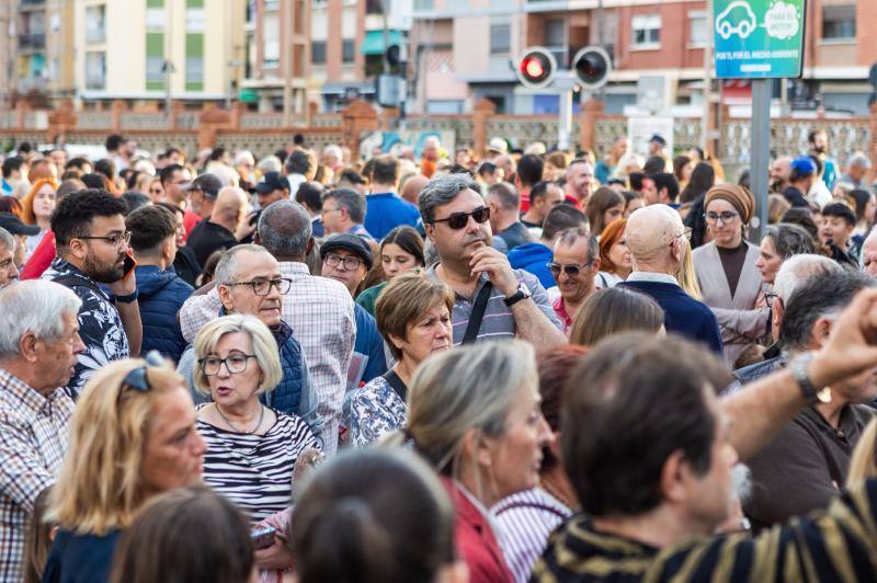 Concentración en Alfafar tras morir una joven arrollada por un tren en el paso a nivel