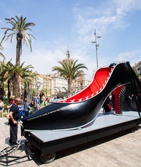 Imagen secundaria 2 - El cortejo del 'zapato góndola' ha recorrido la ciudad. 