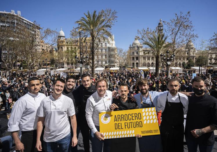 Imagen principal - Arriba, Jorge Moreno Voraz, quien ganó el premio al Arrocero del futuro el pasado año. A la izquierda, Quique Dacosta observa una elaboración junto al presidente de la DO de Valencia, Santos Ruiz. A la derecha, una joven prueba uno de los arroces.