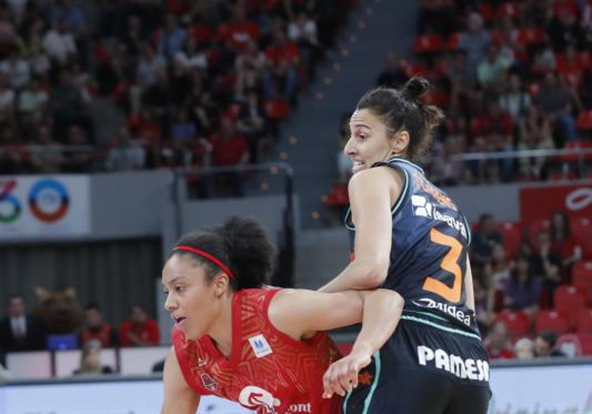 Alba Torrens defendiendo a Helena Oma, jugadora del Zaragoza.