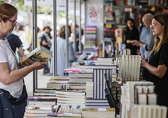 Una de las casetas de la Fira del LLibre.