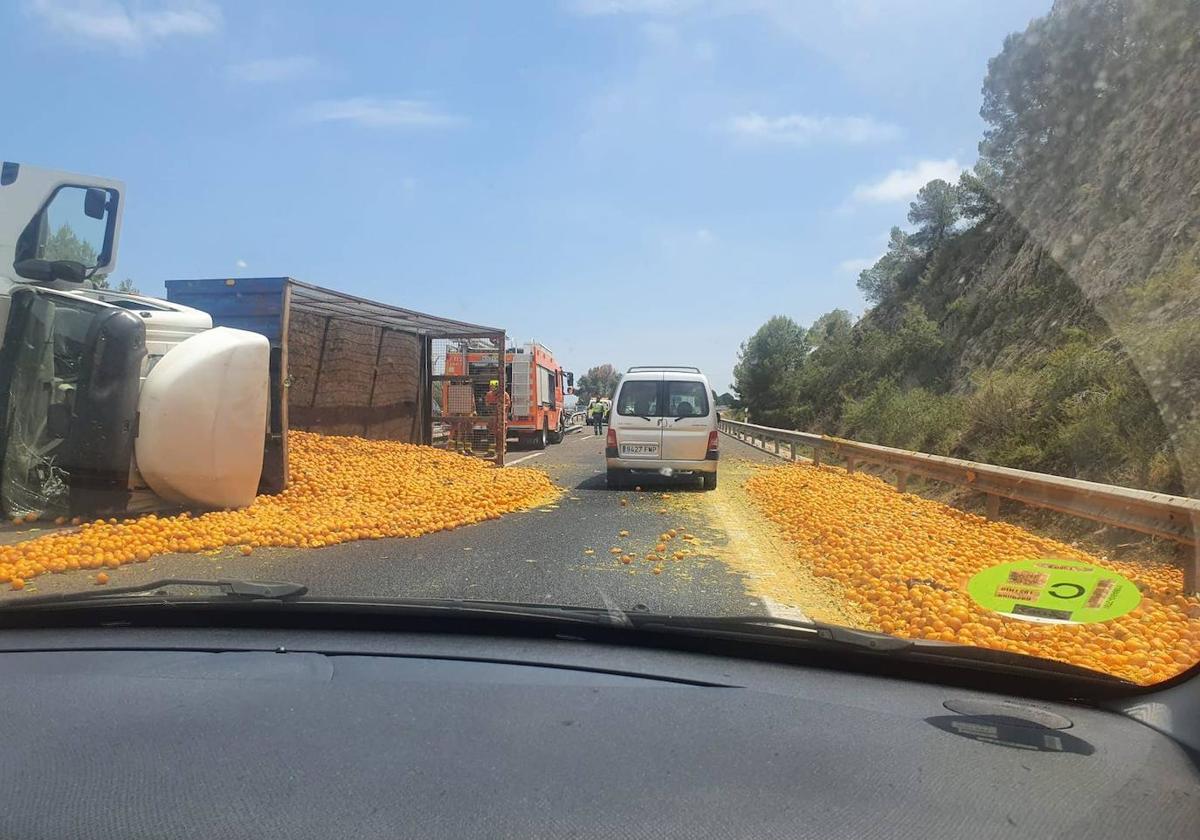 Un herido al volcar un camión cargado de naranjas en la AP-7 a la altura de Tavernes de la Valldigna