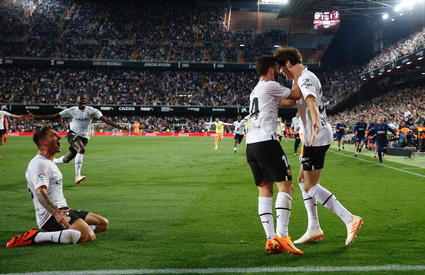 Así fue la celebración del gol de Javi Guerra que desató la euforia en Mestalla