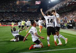 Así fue la celebración del gol de Javi Guerra que desató la euforia en Mestalla