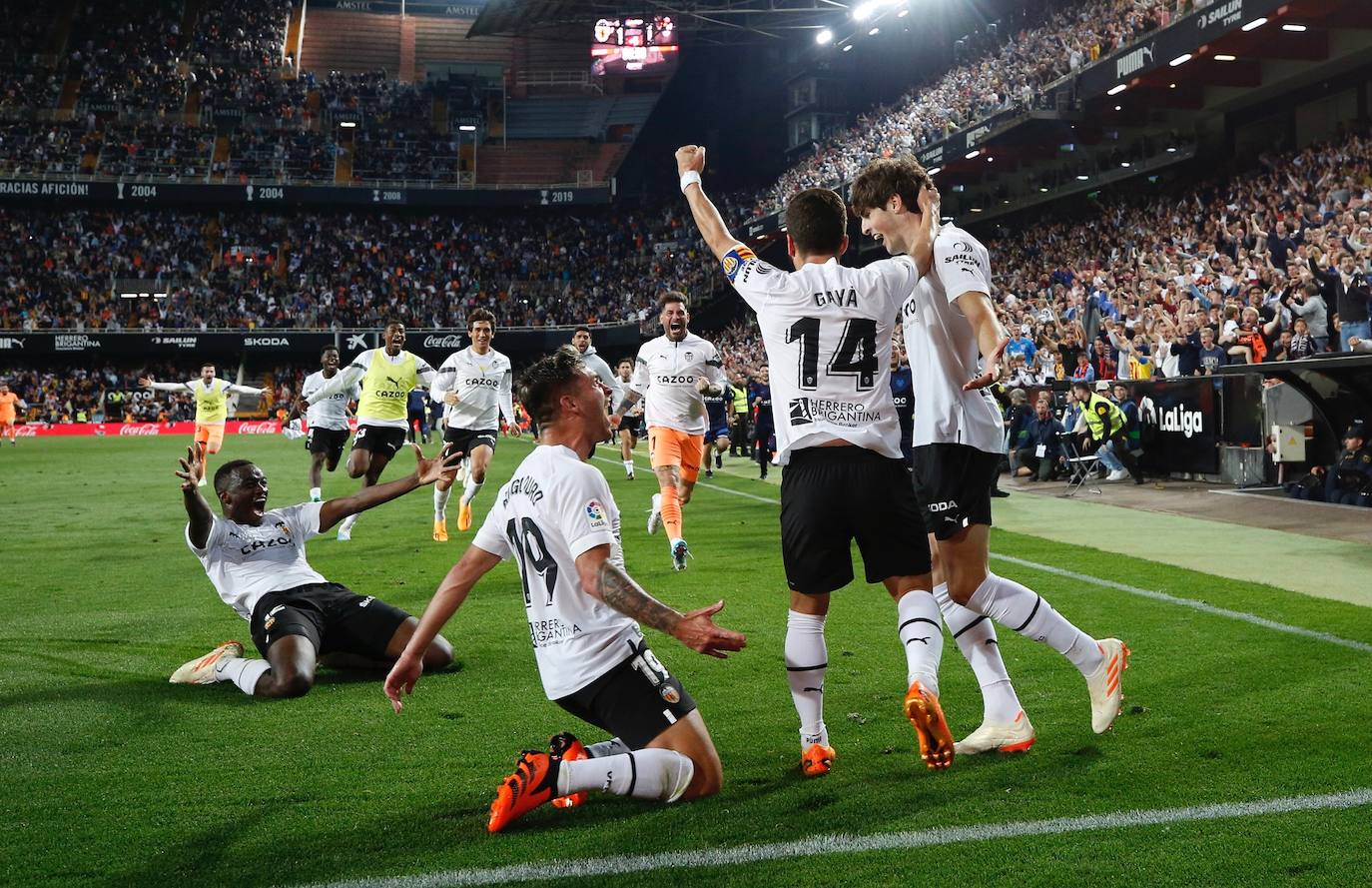 Así fue la celebración del gol de Javi Guerra que desató la euforia en Mestalla