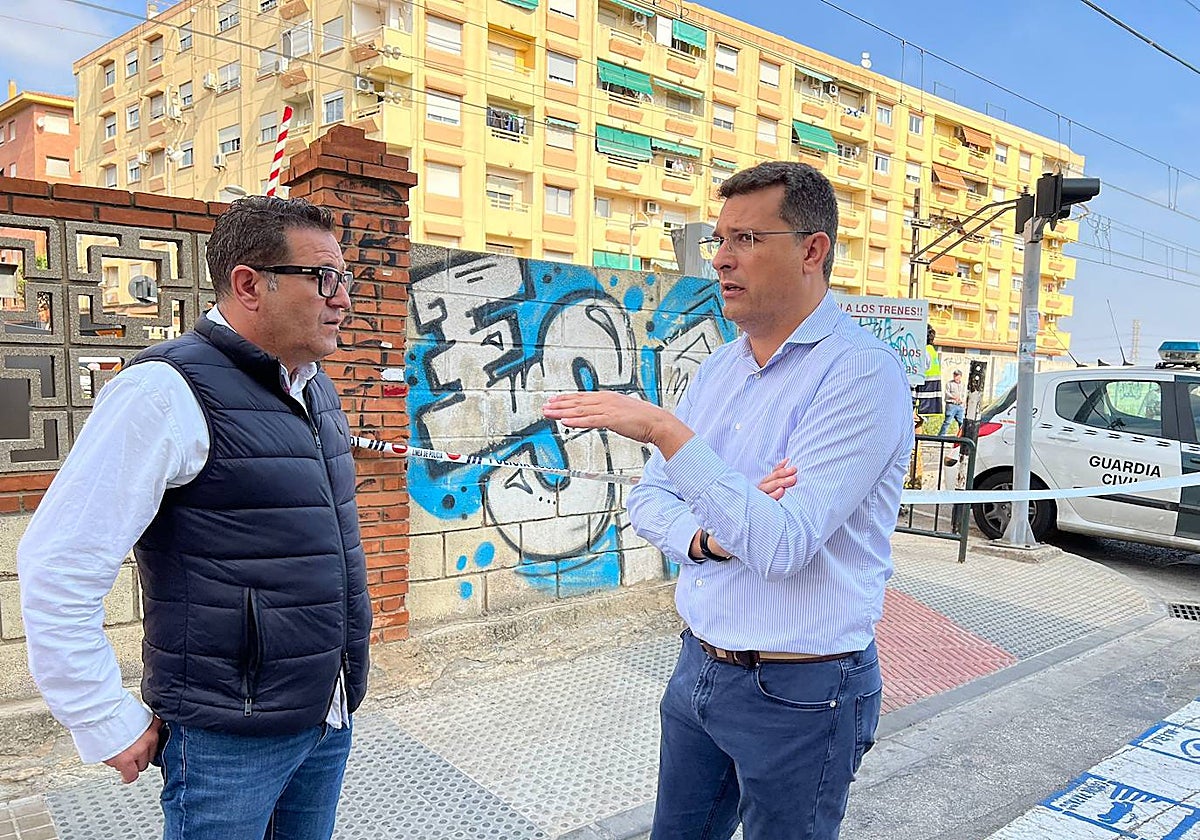 Los alcaldes de Alfafar y Sedaví, este miércoles, en la zona del atropello.