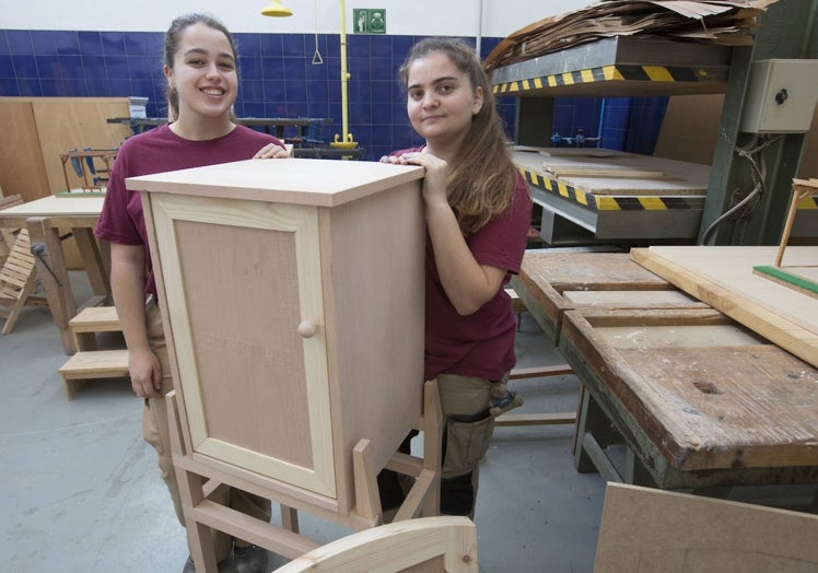 Nerea y Sheila, alumnas del grado medio de Carpintería y Mueble.