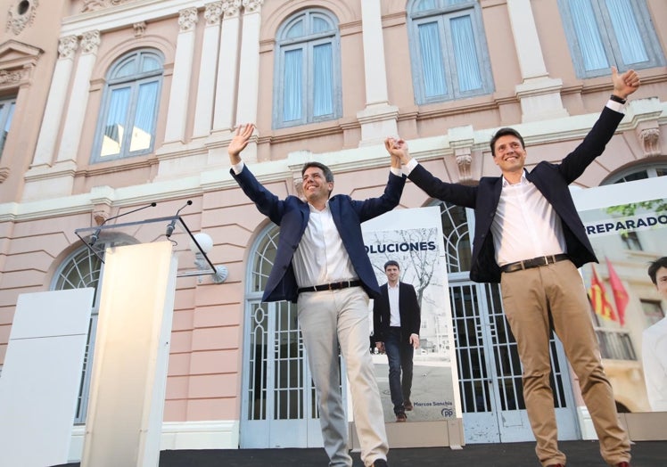 Imagen principal - Arriba, Carlos Mazón y Marcos Sanchis al inicio del acto; asistentes al acto a la Casa de la Cultura y, sobre estas líneas, el tenor Ignacio Giner, cantando el himno de la Comunitat.