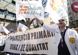 Protesta de médicos a las puertas de la Conselleria de Sanidad.