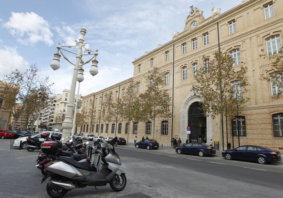 Fachada de la antigua Tabacalera. actual sede del Ayuntamiento.