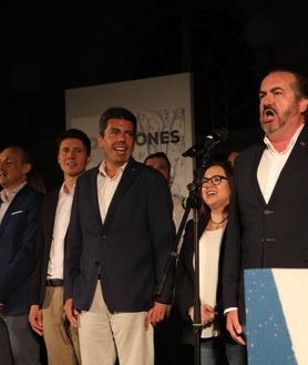 Imagen secundaria 2 - Arriba, Carlos Mazón y Marcos Sanchis al inicio del acto; asistentes al acto a la Casa de la Cultura y, sobre estas líneas, el tenor Ignacio Giner, cantando el himno de la Comunitat.