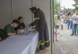 Los 'youtubers' Hardy y Trolerotutos, que suman entre los dos casi doce millones de suscriptores, firmando al primero de la fila de lectores que los han esperado este viernes en la Fira del Llibre de Valencia.