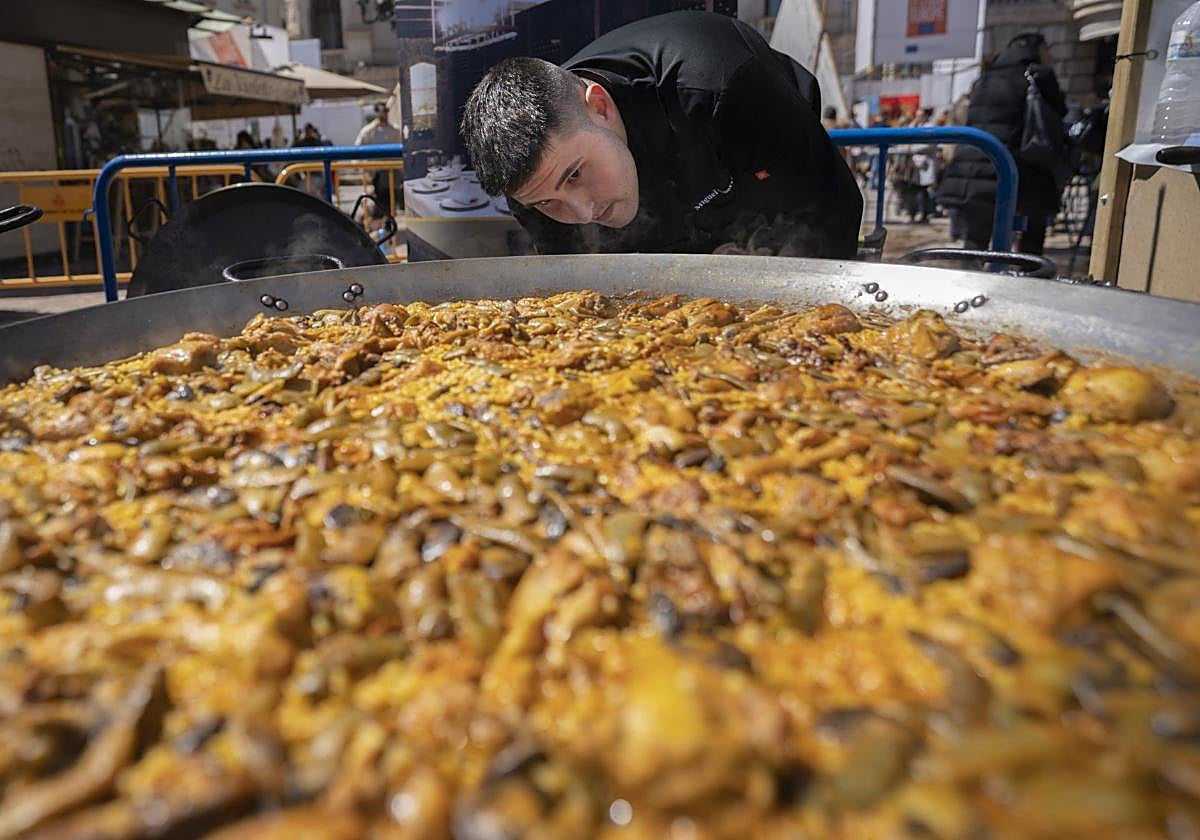 Un cocinero vigila el punto del arroz en la edición de Tastarròs 2022.