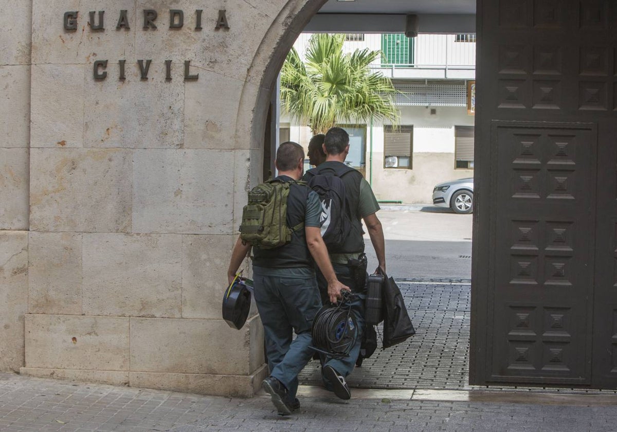 Agentes de la Guardia Civil durante la operación del caso Azud.