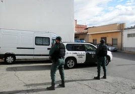 Imagen de archivo de dos guardias civiles en una calle de Alberic.