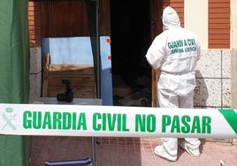 Un guardia civil del Servicio de Criminalística se prepara para inspeccionar la casa de la víctima.