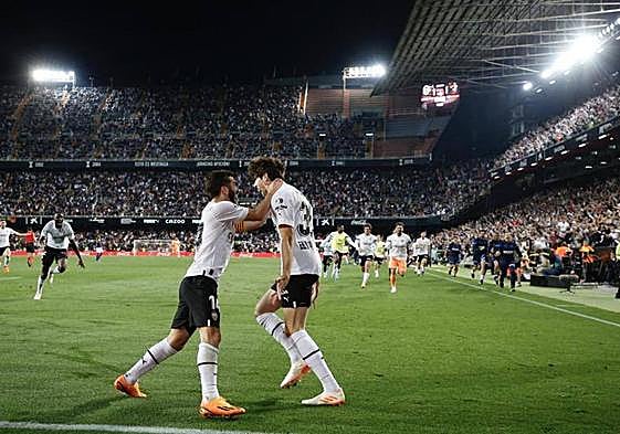 Javi Guerra, tras anotar el que, de momento, es el gol de su vida en el Valencia.