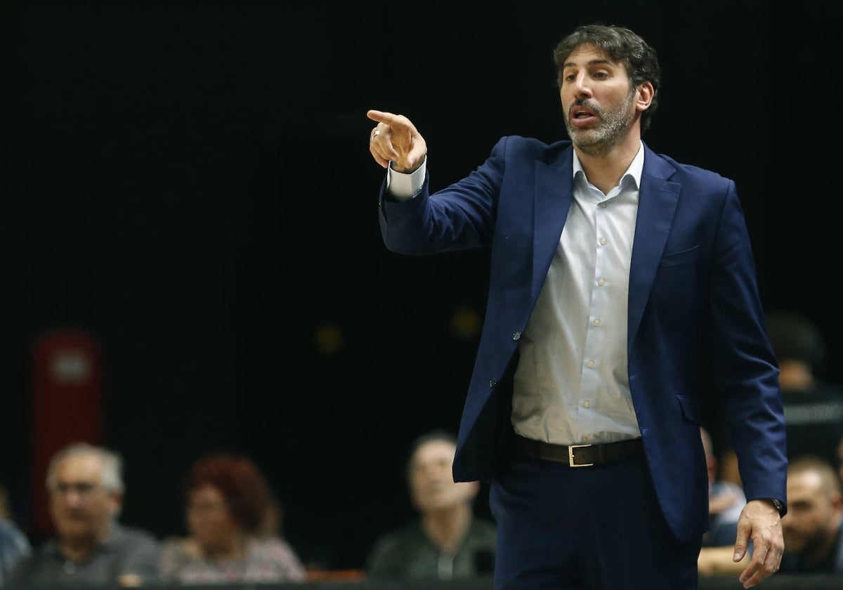 Álex Mumbrú da instrucciones durante un partido del Valencia Basket.