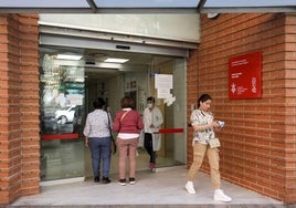 Pacientes a las puertas de un centro de salud valenciano.