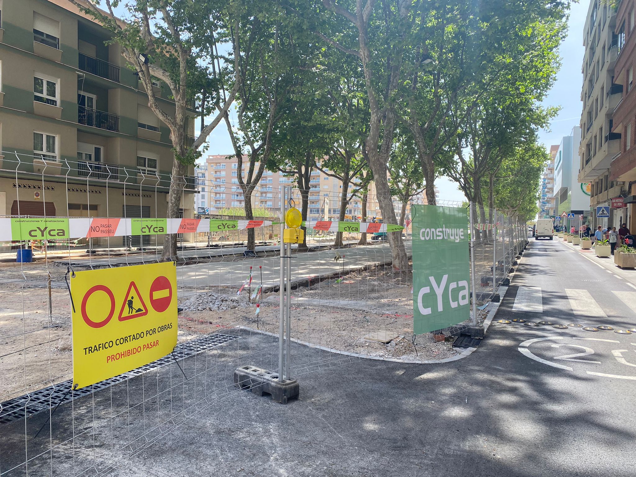 Tramo de paseo cortado por obras y donde se aprecia que desaparecen las plazas de aparcamiento.