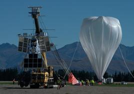 El globo de la NASA con el telescopio SuperBIT, antes de su lanzamiento.