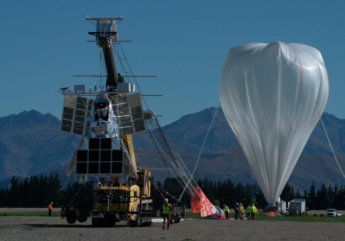 El globo de la NASA con el telescopio SuperBIT, antes de su lanzamiento.