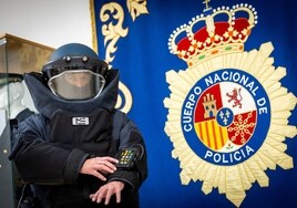 Miguel, desactivador de los TEDAX de la Policía Nacional, con su equipo protector, en una sala de la Jefatura Superior de Valencia.