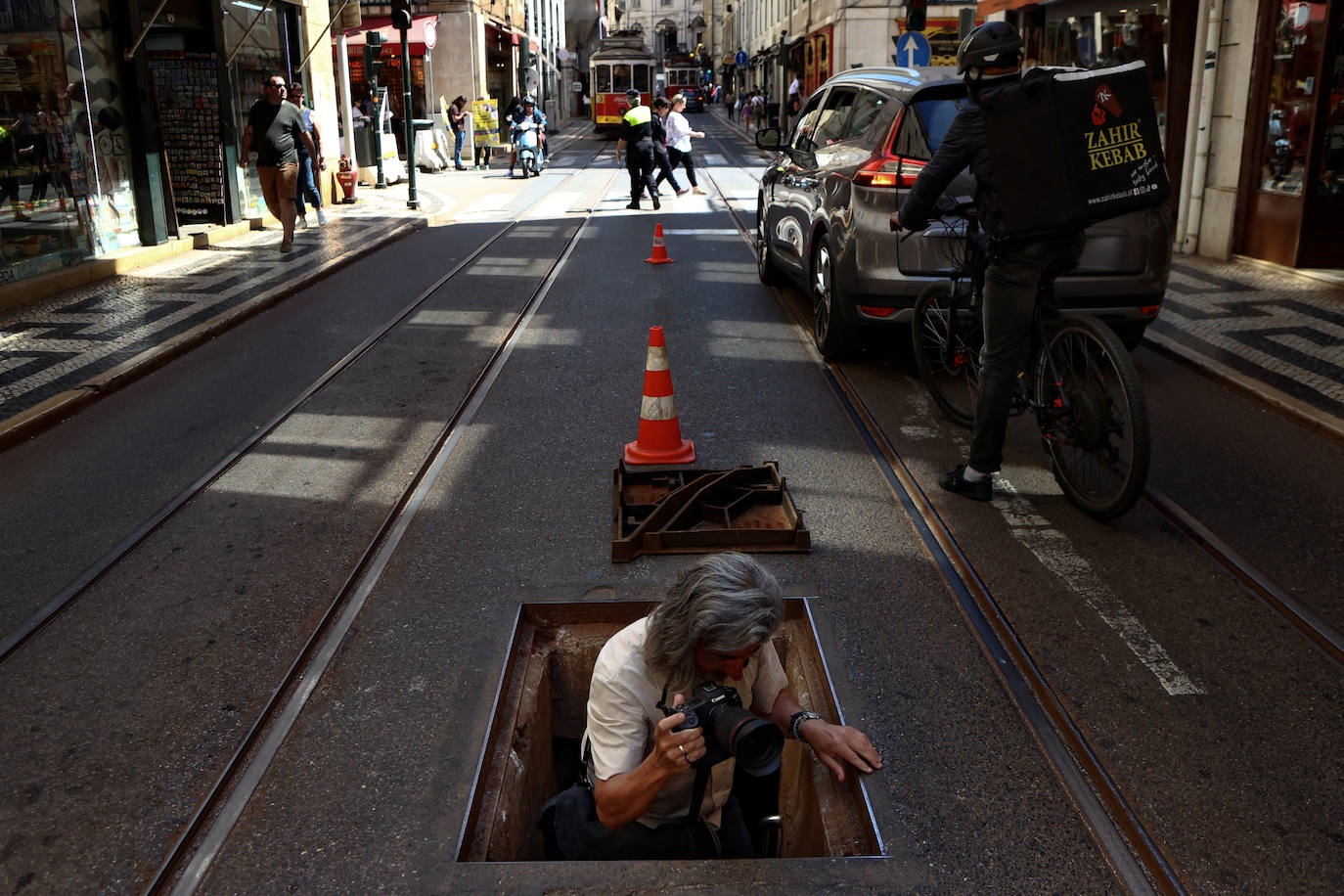 Se realiza a través de una escotilla situada en la calle Conceição.