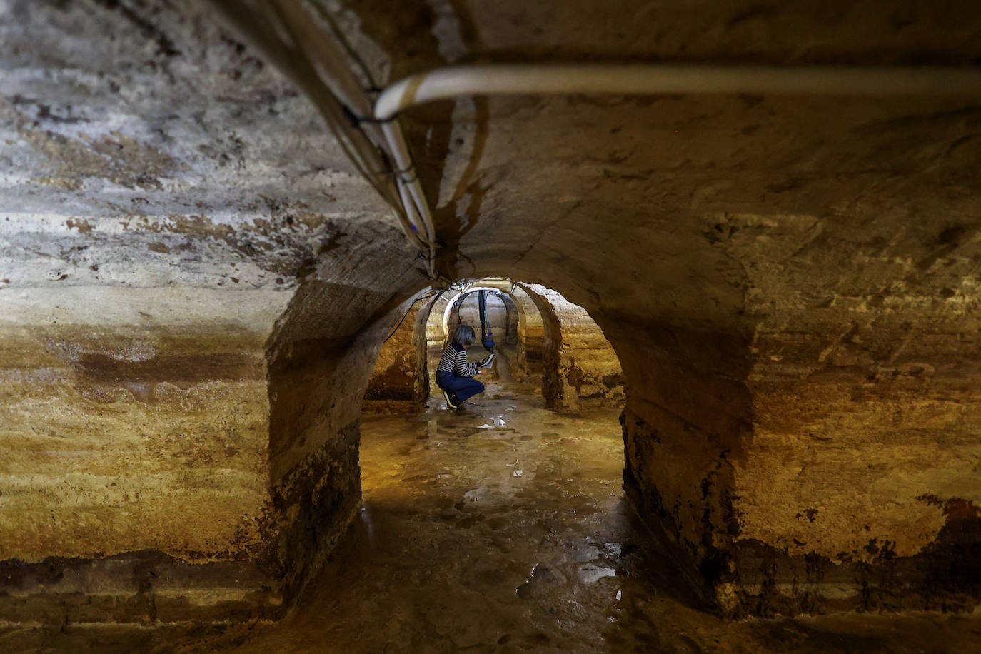 Las galerías suelen estar inundadas durante todo el año debido a un acuífero. Para permitir el acceso se tiene que bombear el agua. 
