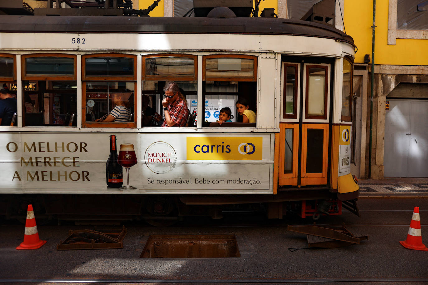 Un tranvía pasa por encima del acceso al criptopórtico. Las galerías se sitúan en la zona histórica de Lisboa.