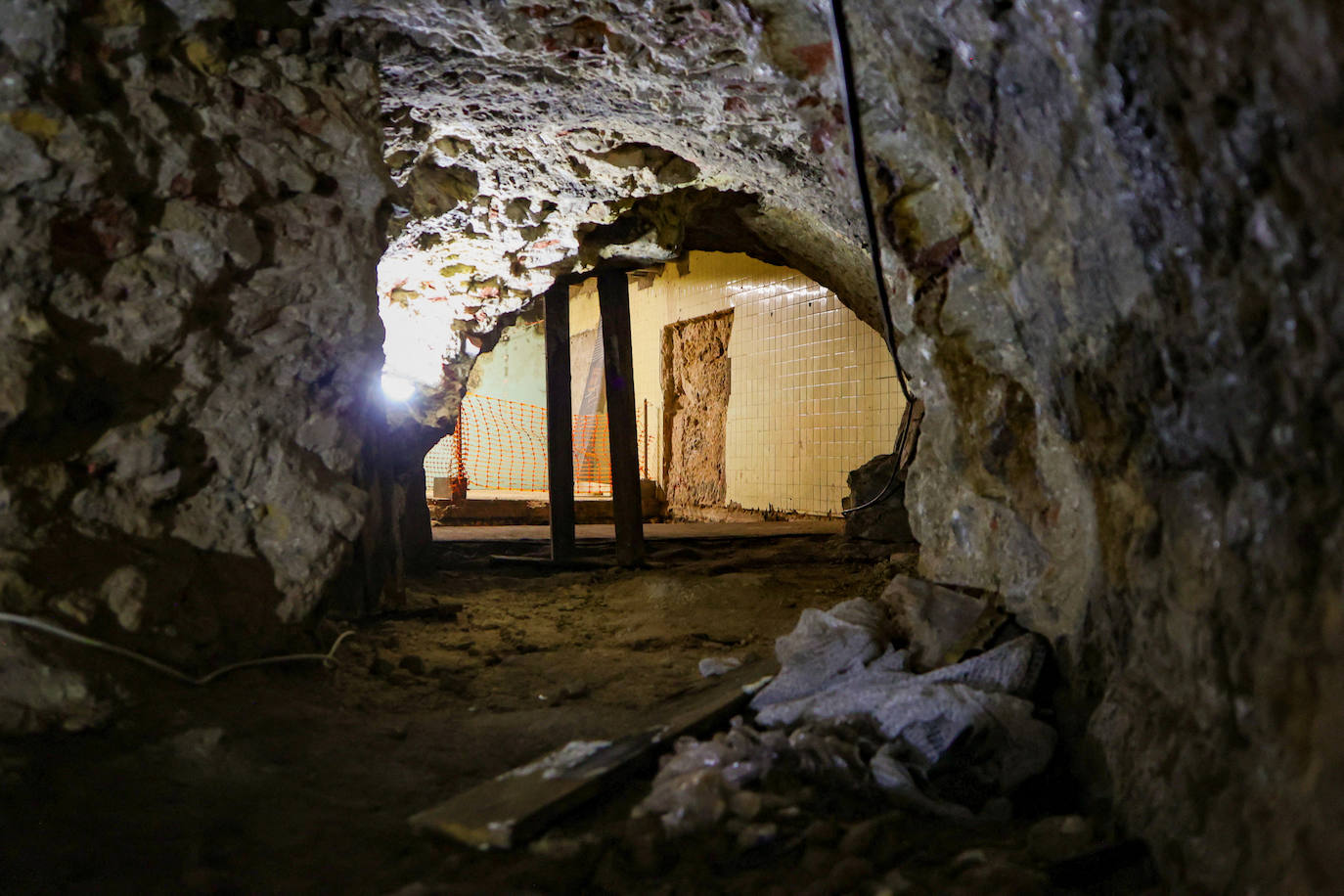 Una galería desemboca en una zona contemporánea. Se cree que fueron construidas en la época de la dinastía Julio-Claudia.