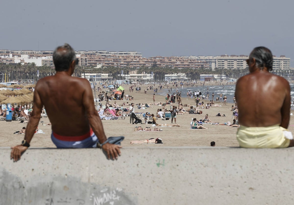 La playa del Cabanyal vista desde el espigón de la marina, esta misma semana.