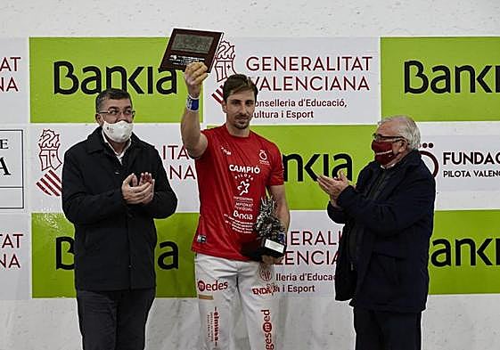 Pepe Cataluña, a la derecha, aplaude a Puchol en presencia de Enric Morera.