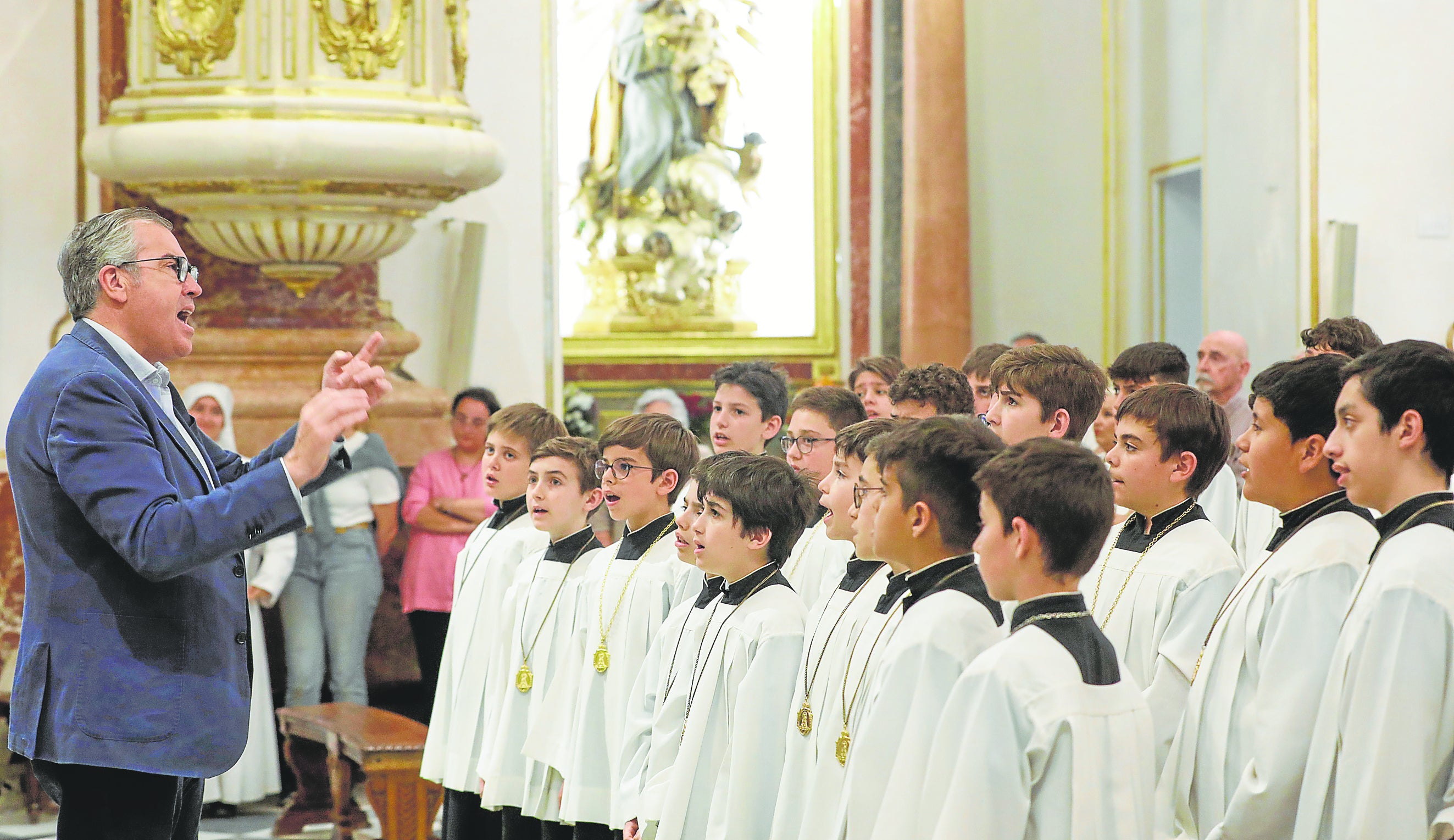 La Escolanía de la Virgen de los Desamparados con su director, Luis Garrido.