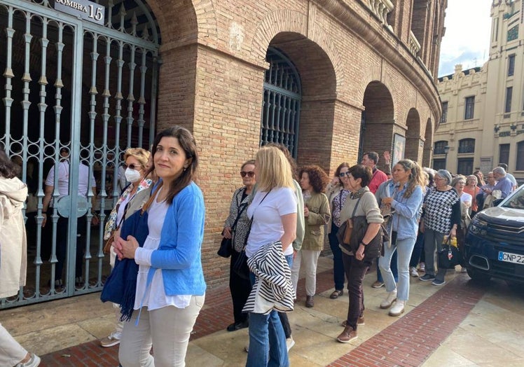 Los devotos de la Virgen de los Desamparados han hecho un larga cola para acceder a la plaza de toros de Valencia.