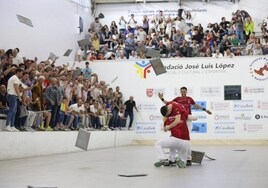 Álvaro Gimeno acude eufórico a donde Puchol II e Hilari se abrazan tras proclamarse campeones de la Lliga.