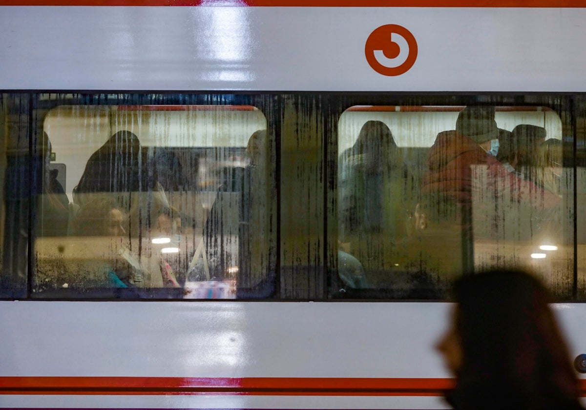 Pasajeros en el interior de un tren de Cercanías en Valencia, en una imagen de archivo.