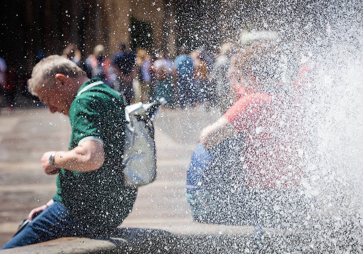 Dos turistas en la plaza de la Virgen de Valencia, la pasada semana.