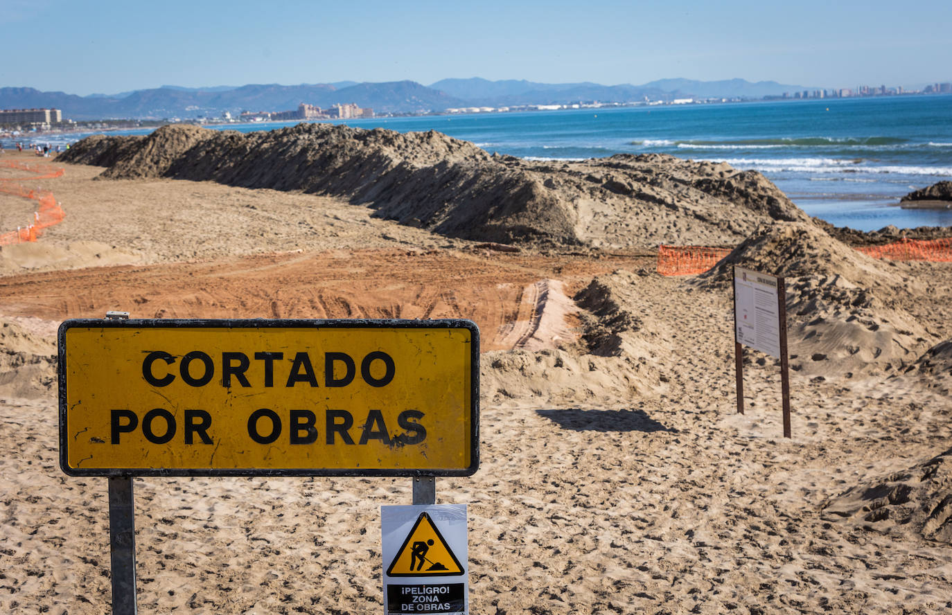 Montañas de arena en la playa del Cabanyal